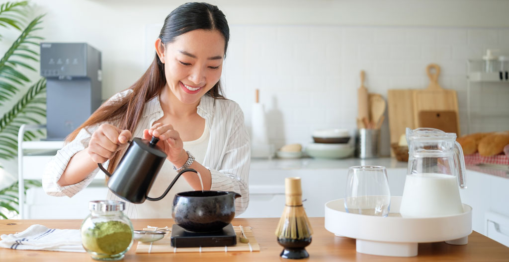 Préparation thé bio avant entraînement dans cuisine moderne